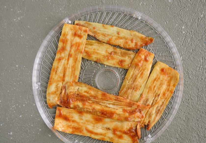 1. Этап. Бекон из баклажанов: Выложите баклажан одним слоем в сушилку, сушите 6-8 часов при минимальной температуре.