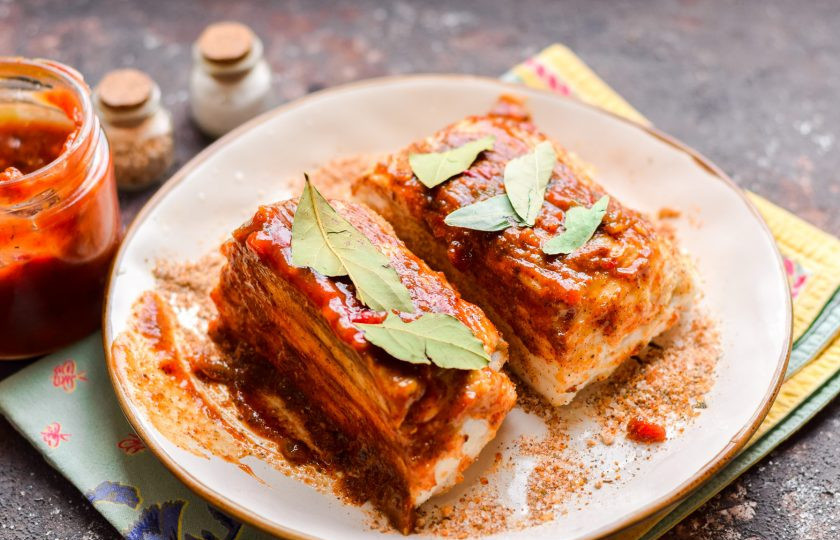 1. Этап. Сало в аджике: Добавьте к салу лавровый лист.