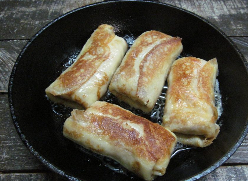 1. Этап. Блинчики с консервированным лососем и рисом: Будет еще вкуснее, если уже начиненные блины поджарите на сливочном масле до румяной корочки.