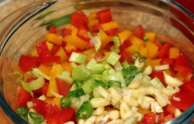 1. Этап. Хумус по-еврейски: К хумусу можете добавить овощной салат из помидоров, перца, огурцов и оливкового масла.