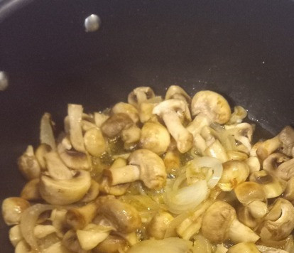 1. Этап. Турецкий грибной суп: В казане растопить растительное и сливочное масло. Жарить мелко нарезанный лук и чеснок 2-3 минуты. Добавить мелко нарезанные шампиньоны.