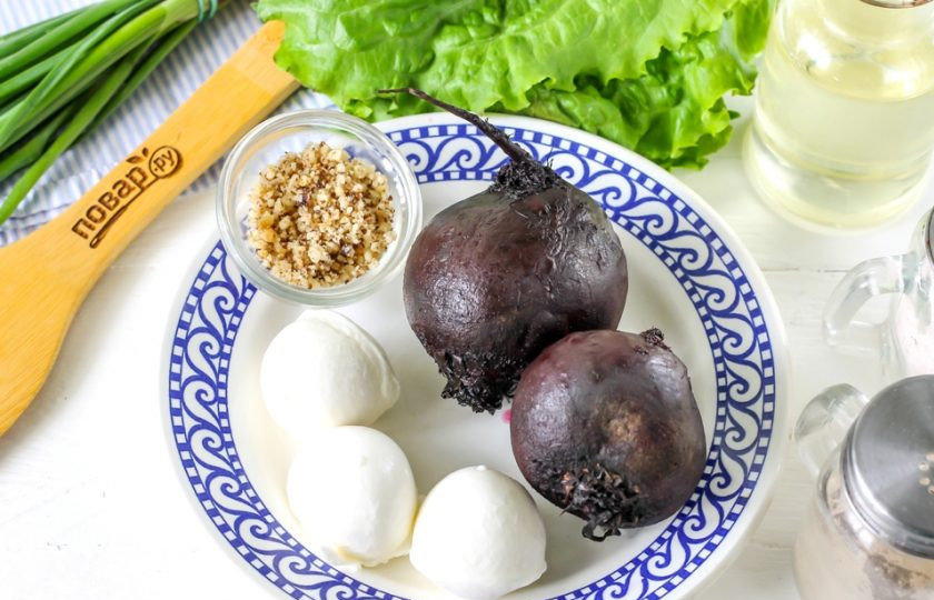 1. Этап. Карпаччо из свеклы: Подготовьте указанные ингредиенты. Свеклу отварите заранее до полуготовности и переместите в ледяную воду для остывания. Ядра орехов измельчите в крошку, используя блендер, кофемолку или скалку.