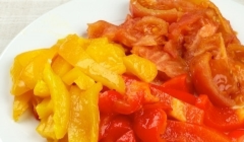 1. Этап. Салат из запеченных перцев: Остывшие овощи очистите от шкурок и порежьте на крупные куски вместе с сыром. Влейте в салат заправку.