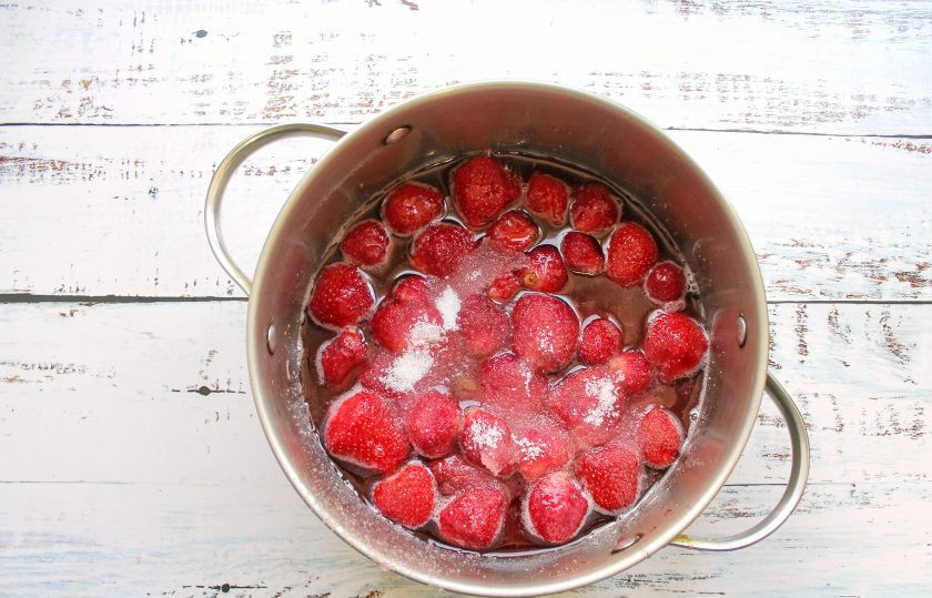 1. Этап. Рубиновое варенье из клубники: Ягоды сполосните, обсушите и удалите хвостики. Выложите в кастрюлю и засыпьте сахаром, оставьте так на 12 часов, чтобы ягоды пустили сок.