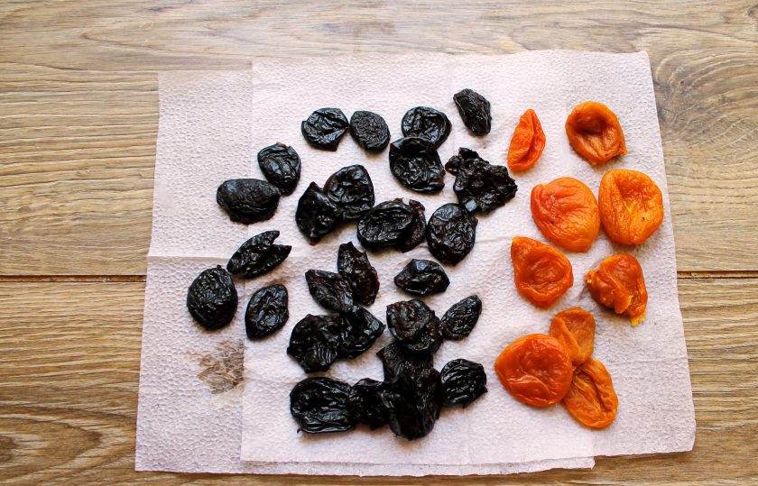 1. Этап. Салат из сухофруктов Кураж: Чернослив и курагу тщательно вымойте в горячей воде и обсушите.