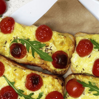 Запечённые булочки с сыром и помидорами