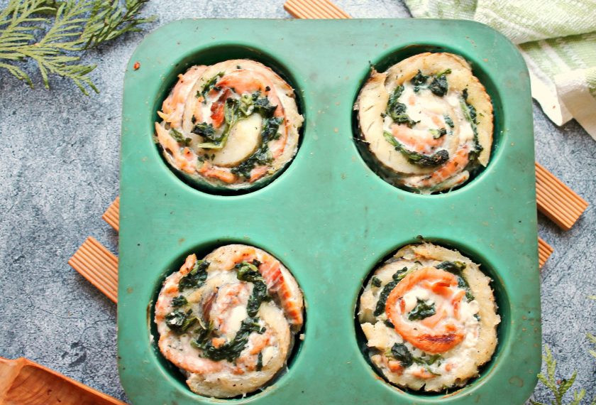 1. Этап. Розочки из красной и белой рыбы со шпинатом: Форму с рыбой поставьте в горячую духовку и запекайте при температуре 180 градусов в течение 20-25 минут. Спустя время форму достаньте, дайте 