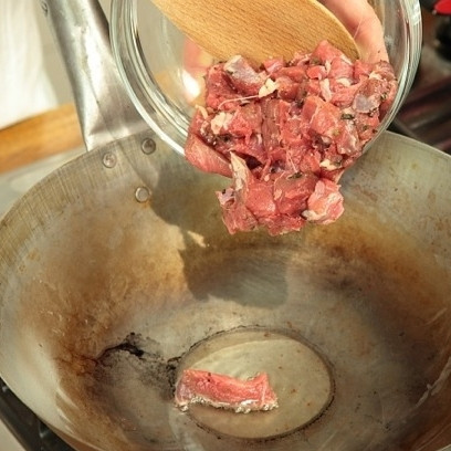 1. Этап. Баранина с мятой: В сковороде разогрейте масло, обжарьте в нем кусочки баранины до полной готовности (около 7 минут на быстром огне, в зависимости от величины кусочков) и подавайте с соусом из йогурта и мяты. Приятного аппетита!