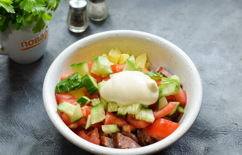 1. Этап. Салат Матадор: Заправьте салат майонезом и добавьте соль, перец по вкусу. Перемешайте все и подавайте к столу.