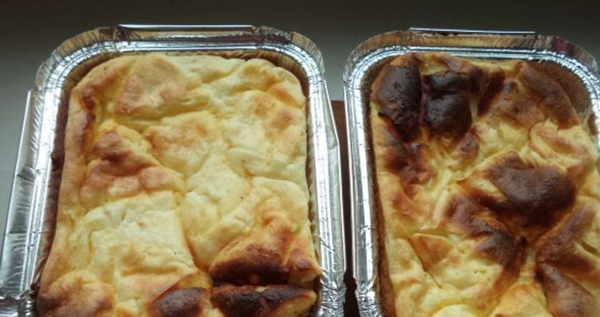 1. Этап. Творожная запеканка из творожной массы: Достаньте формы из духовки, дайте запеканке остыть — и можно подавать к столу со сметаной.