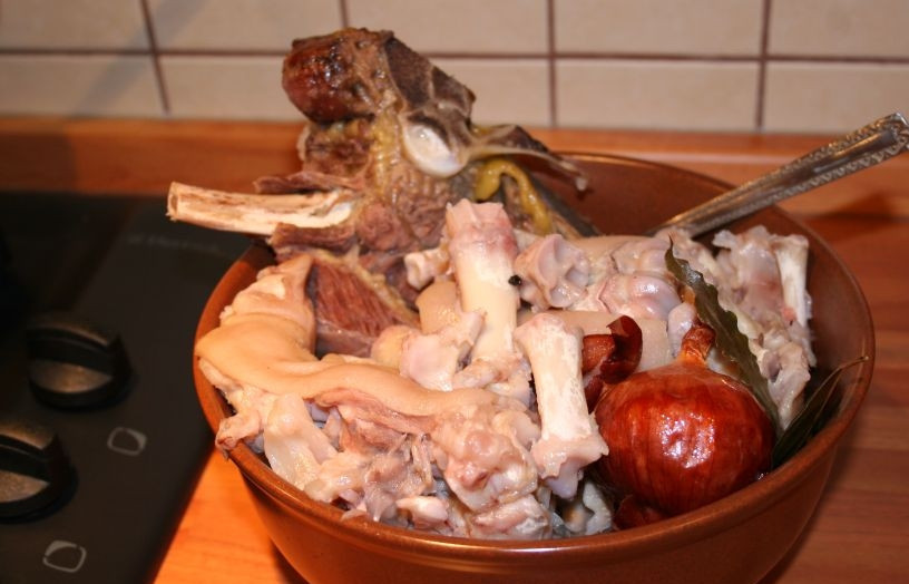 1. Этап. Холодец со свинины: 5. Варите на медленном огне еще около 2 часов. Затем аккуратно достаньте все ингредиенты, а бульон процедите несколько раз.