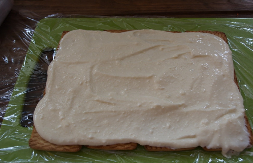 1. Этап. Домик из печенья: Выложите сырковую массу на печенье.