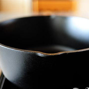 1. Этап. Итальянские горячие бутерброды: Нагреть котелок на среднем огне.