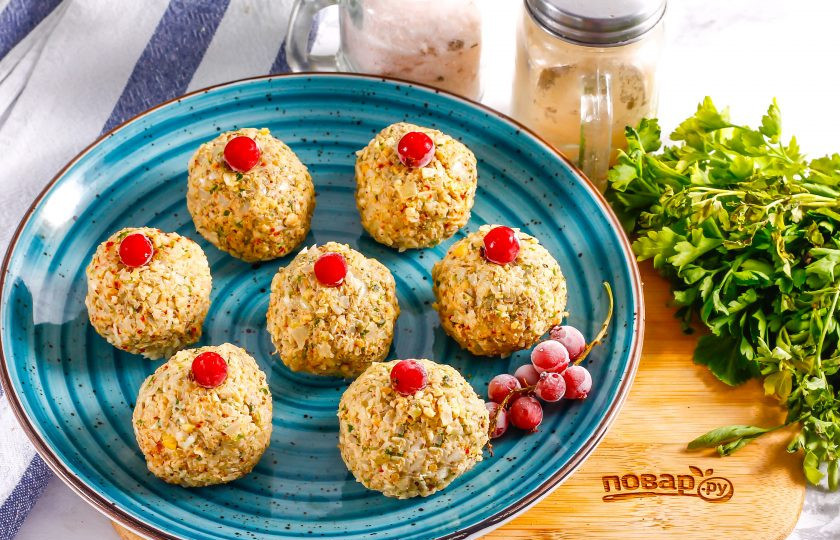 1. Этап. Пхали из капусты по-грузински: Украсьте приготовленное блюдо зернами граната или ягодами красной смородины, подайте к столу охлажденным.