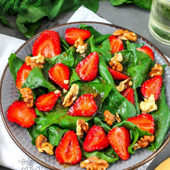 Шпинат с клубникой и орехами