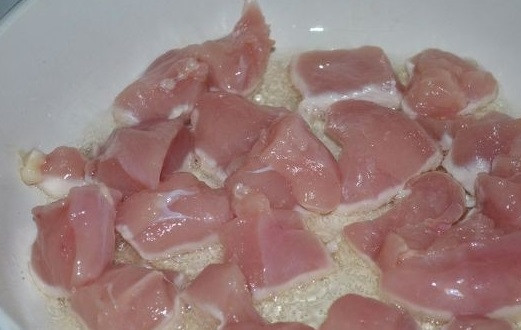 1. Этап. Поджарка из куриного филе: Обжариваем филе на сковородке.