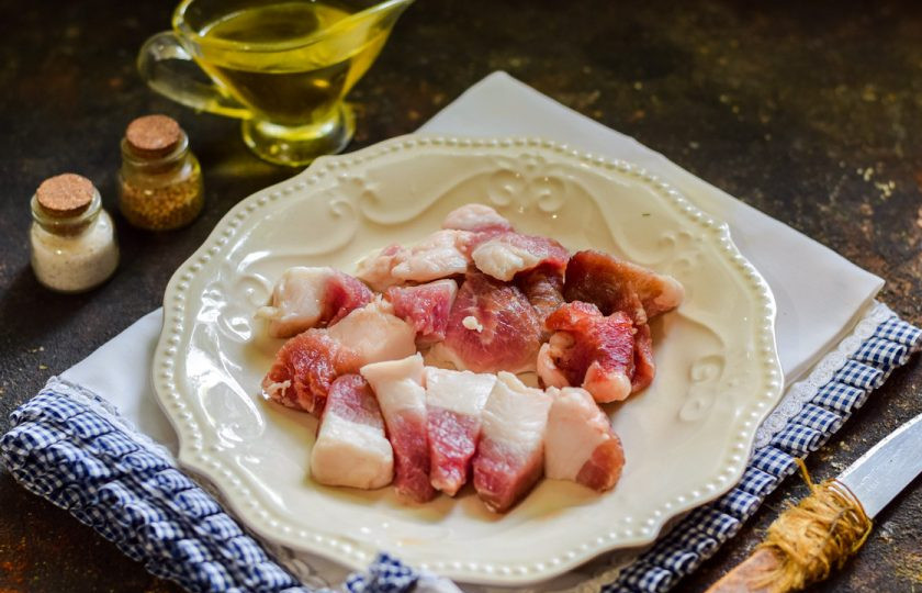 1. Этап. Салат Доллар: Свинину ополосните и просушите, нарежьте небольшими кусочками.