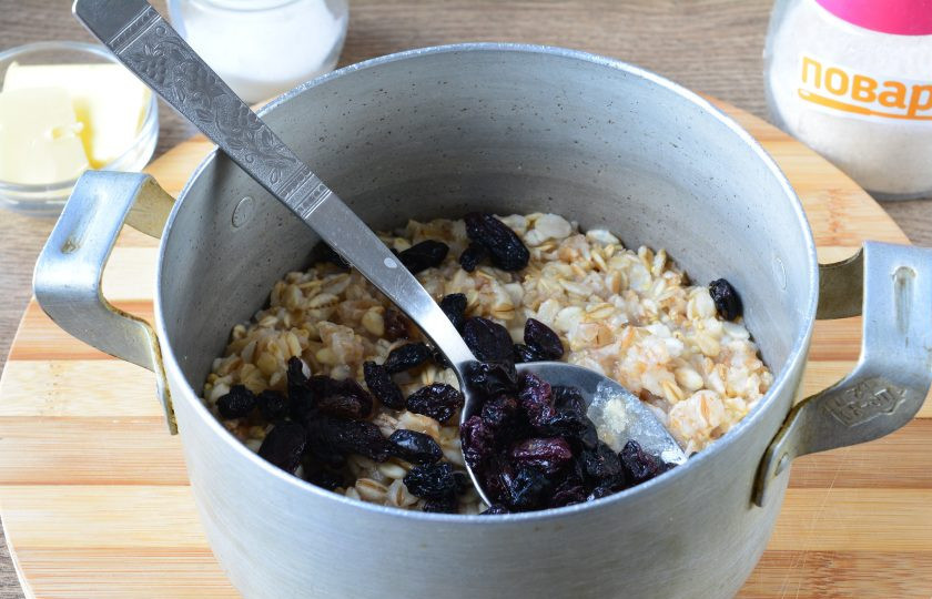 1. Этап. Овсяная каша с изюмом: Всыпьте в кашу промытый изюм, у меня синий.