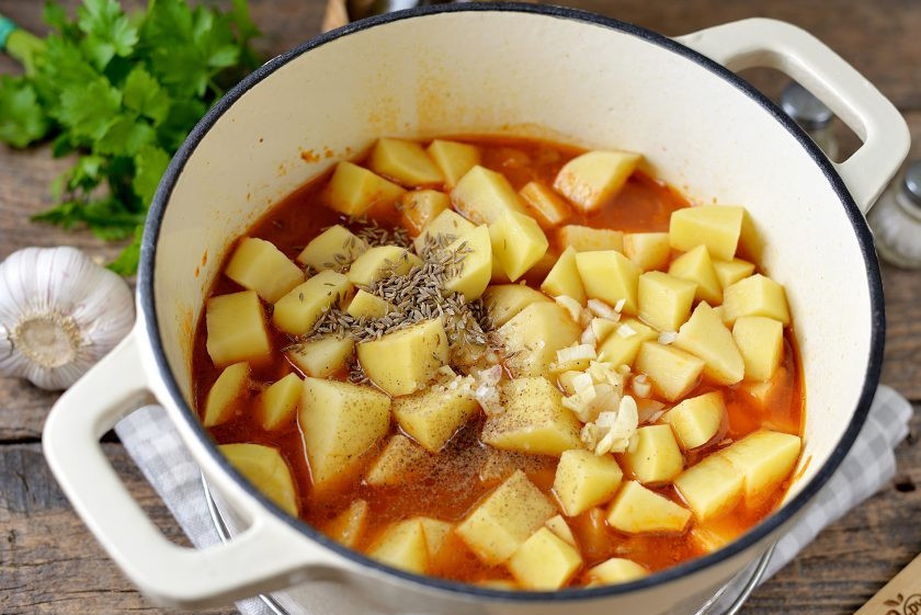 1. Этап. Вкусный лагман: Картофель нарежьте небольшими ломтиками, переложите в казан, добавьте все специи, соль, перец и свежий чеснок. Подлейте при необходимости еще немного воды и продолжайте готовить еще 30 минут или до полной готовности картофеля.