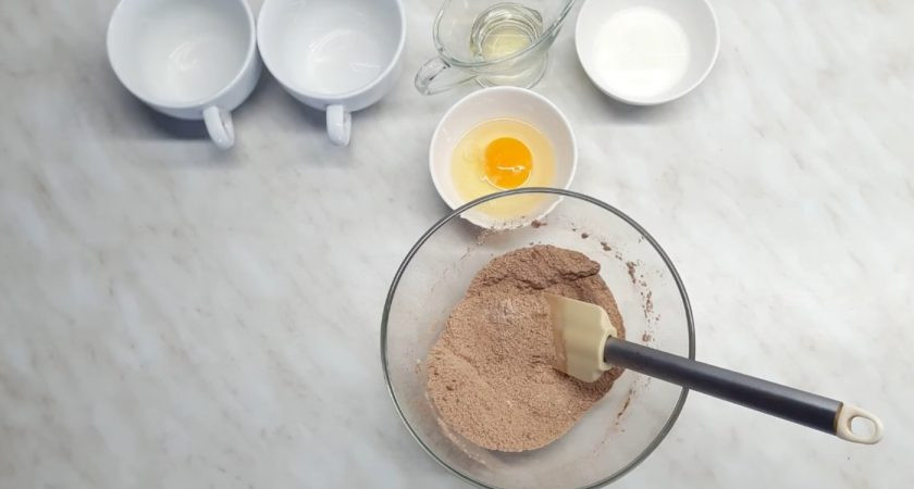 1. Этап. Шоколадный кекс за 3 минуты в микроволновке: 1. В просеянную муку добавьте какао, сахар, ванильный сахар, разрыхлитель и кофе. Хорошо перемешайте и слегка подсолите тесто.