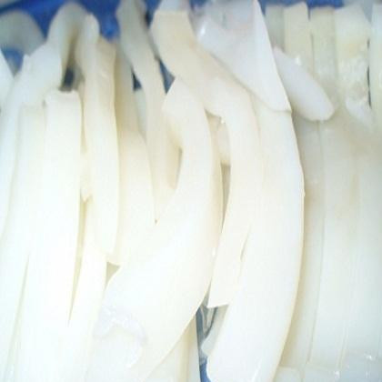 1. Этап. Итальянский суп с кальмарами: 3. Половину петрушки, порубленный чеснок и кальмары смешать в отдельной посуде. Кальмары должны замариноваться в течение 20 минут.