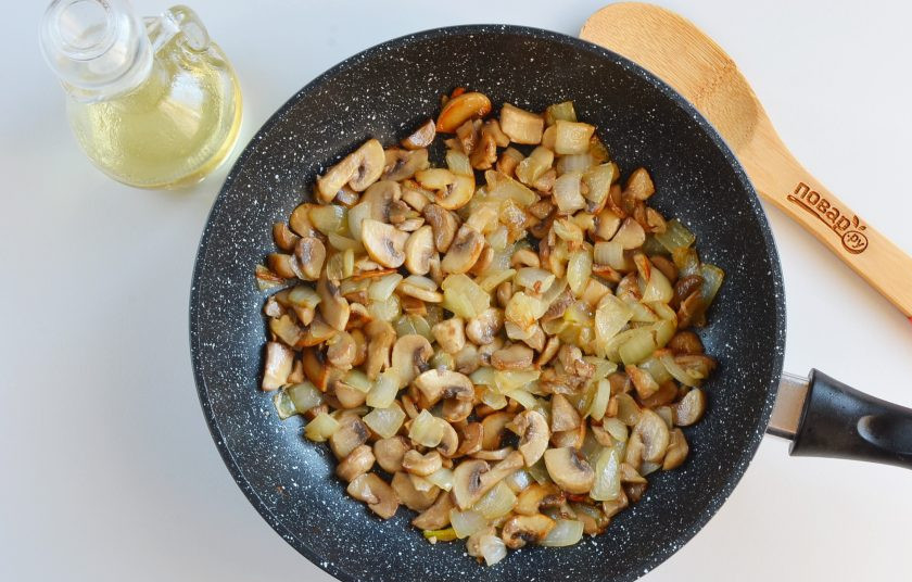 1. Этап. Вкусные пирожки на кефире: Дайте грибам и луку остыть.