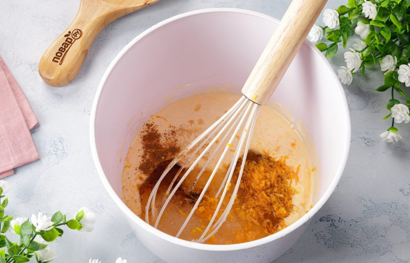 1. Этап. Коржики сахарные: Добавьте сахар, мёд, растительное масло, цедру одного апельсина, корицу, соль и лимонный сок.