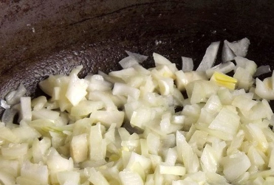 1. Этап. Солянка простая: 2. Выложите на сковороду с разогретым маслом и жарьте, помешивая, минут 5-7.