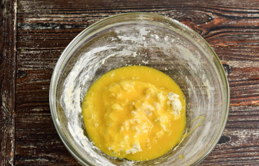 1. Этап. Заварная баба: Влейте в тесто яичную массу.