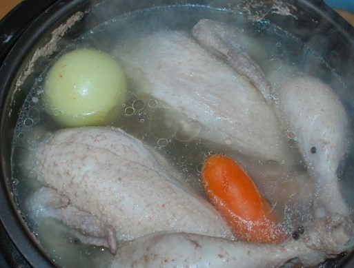 1. Этап. Куриный холодец в мультиварке редмонд: По окончании программы процедите бульон, курицу и морковку достаньте, лук и лавровый лист выбросьте.