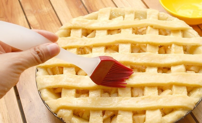 1. Этап. Пирог с яблоками (открытый): Достаем форму с тестом из холодильника, равномерно распределяем начинку из яблок, при помощи полосок теста формируем 