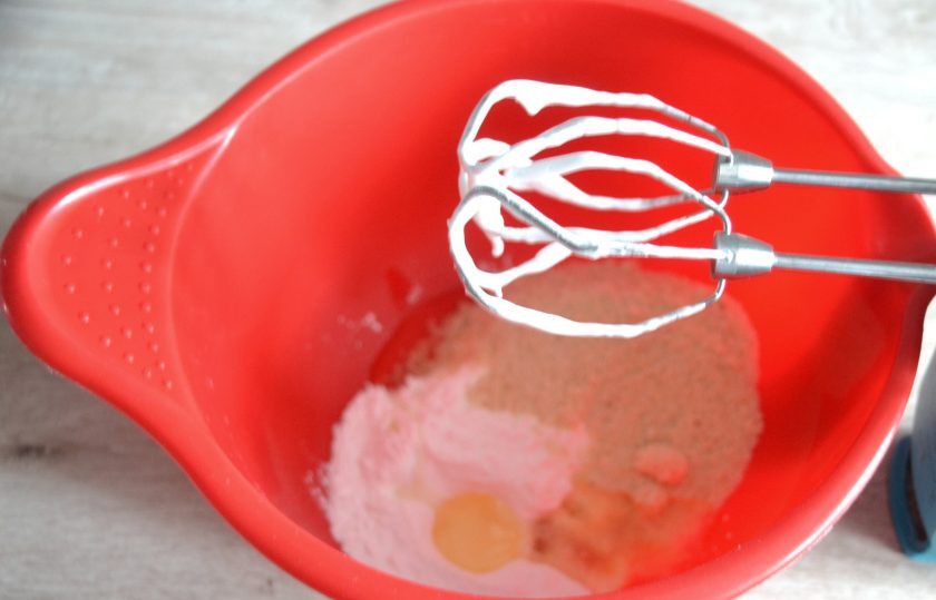 1. Этап. Торт Груши в карамели: Для приготовления марципановой массы взбейте 75 грамм миндальной муки, 75 грамм сахарной пудры и 25 грамм яичного белка (это чуть меньше обычного белка).