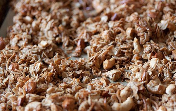 1. Этап. Кокосовая гранола: 5. Выпекать гранолу 15 минут. Затем вынуть из духовки и перемешать вилкой, поместить противень обратно в духовку еще на 15 минут. Достать гранолу из духовки, перемешать еще раз и выпекать еще 10 минут.