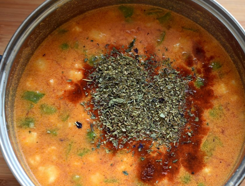 1. Этап. Суп томатный с овощами и плавленым сыром: Посыпьте суп паприкой и базиликом с орегано. Дайте настояться под крышкой 10 минут.