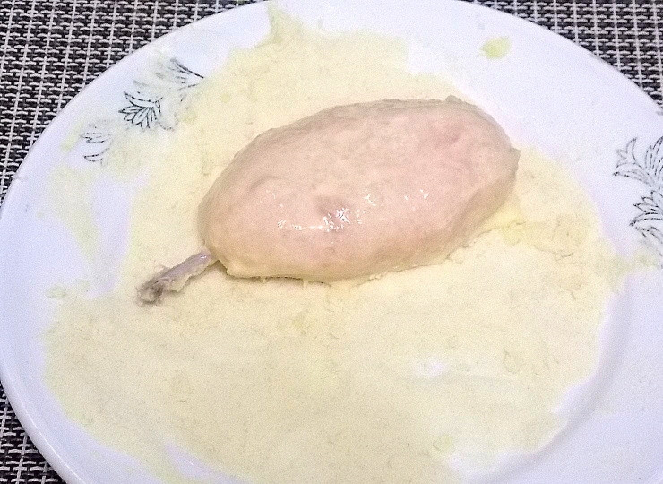 1. Этап. Котлеты Новомихайловские: Обваляйте котлеты в сухарях.