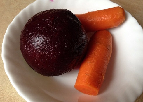 1. Этап. Салат из вареной свеклы и моркови: Сварите, охладите и очистите свеклу и морковь.