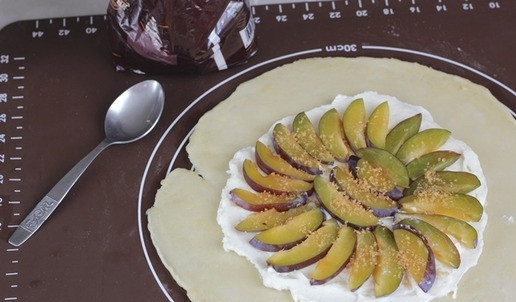 1. Этап. Галета со сливами: На творожный слой выкладываем ломтики нарезанной сливы.