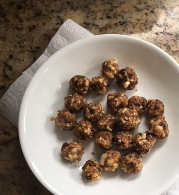 1. Этап. Энергетические шарики с изюмом и орехами: Из этой массы скатать шарики. У меня получилось 7 шариков. Приятного аппетита!!!