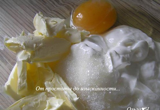 1. Этап. Открытый пирог с вишней: Для теста смешайте яйцо, сметану, размягченное сливочное масло и сахар.