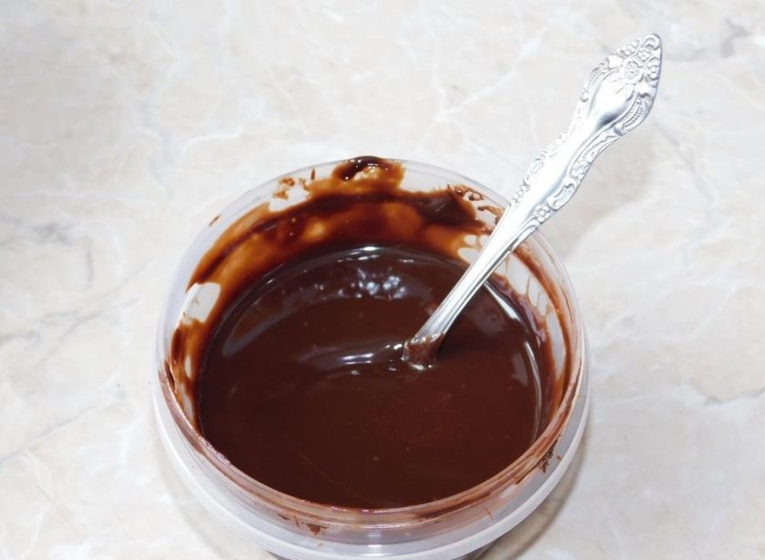 1. Этап. Торт Михалыч: Для заливки торта растопите шоколад со сливками. Остудите.