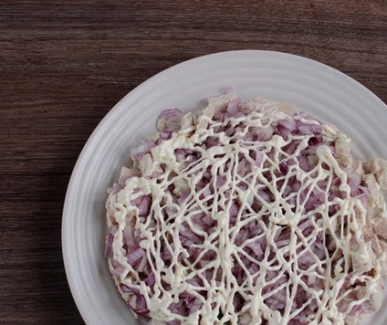 1. Этап. Новогодний салат Символ года: Собрать салат слоями. Можно собрать в форме. На дно тарелки выложить нарезанное филе индейки и лук, нанести сеточкой майонез смешанный со сметаной (пропорции на свой выбор)