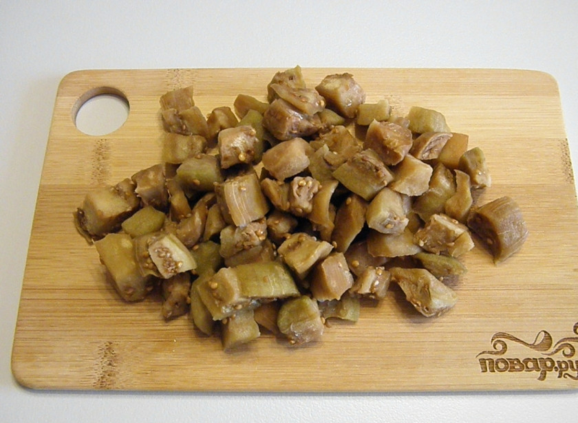 1. Этап. Икра из баклажанов кусочками: С баклажан снимите кожуру, порежьте кубиками, присыпьте немного солью и оставьте стекать соком. После отожмите осторожно. Делается это для того, чтобы ушла горечь.