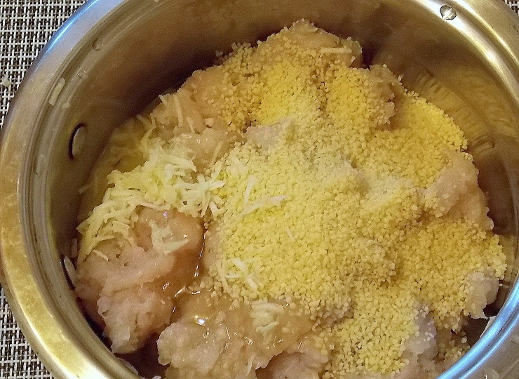 1. Этап. Куриные кебабы в беконе: Всыпьте кус кус, перемешайте и дайте постоять пятнадцать минут.