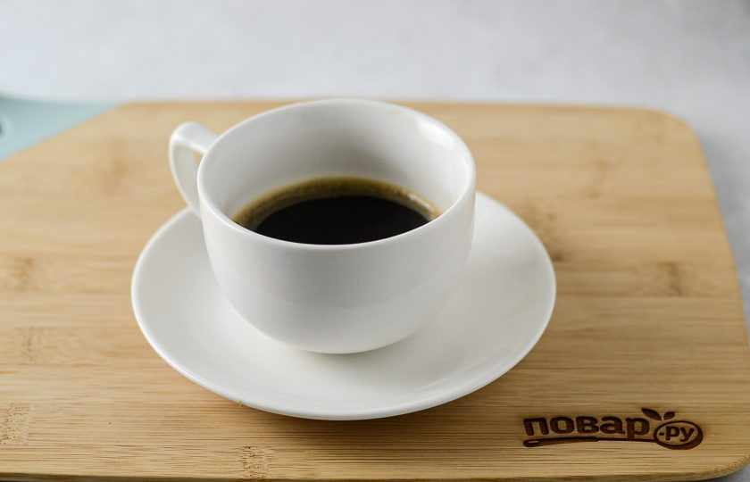 1. Этап. Капучино: Перелейте эспрессо в кружку, добавьте сахар.