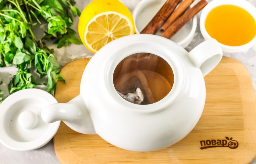 1. Этап. Тодди: Вскипятите в чайнике воду, выложите пакетик классического черного чая в заварочный чайник и залейте кипятком. Накройте заварник крышкой и оставьте для настаивания на 10 минут. Вы можете использовать не пакетированный чай, а заварку, но без добавок!