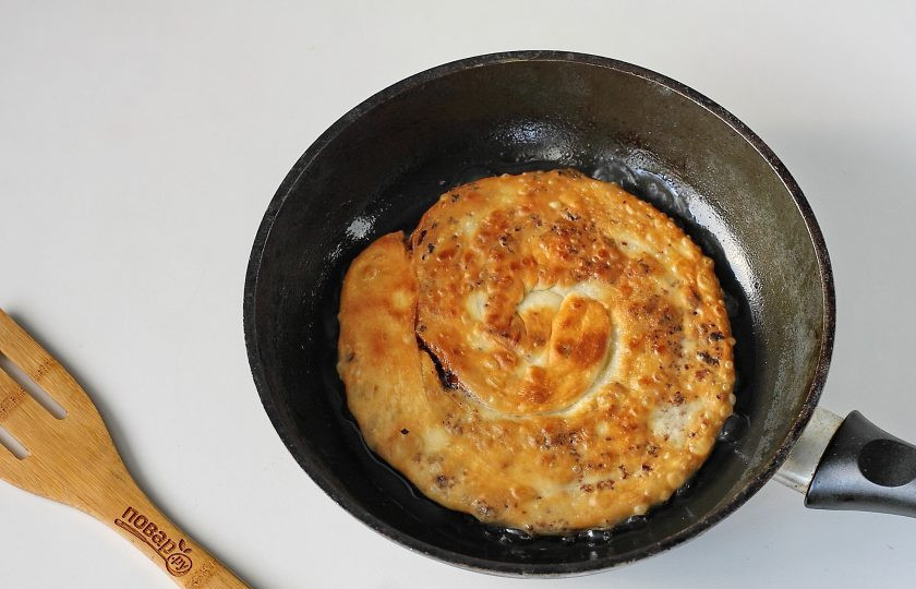 1. Этап. Узбекская лепешка с мясом: Обжаривайте лепешки с двух сторон на среднем огне до румяной корочки.