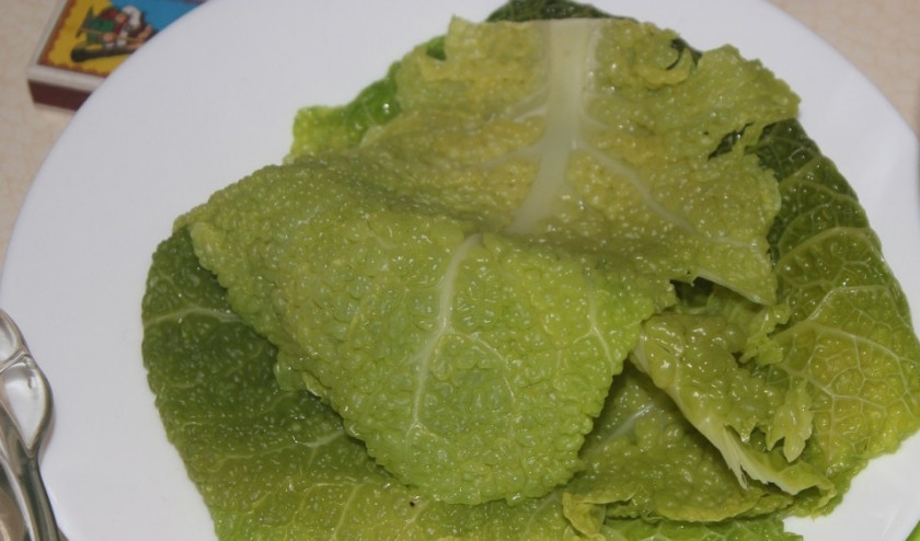 1. Этап. Голубцы с творогом: 1. Необычные голубцы с творогом из савойской капусты можно делать в любое время. Для начала подготовьте листья - ошпарьте их кипятком или дайте полежать в кислой воде. Все огрубевшие части нужно срезать. Листочки можно и просто проварить несколько минут.