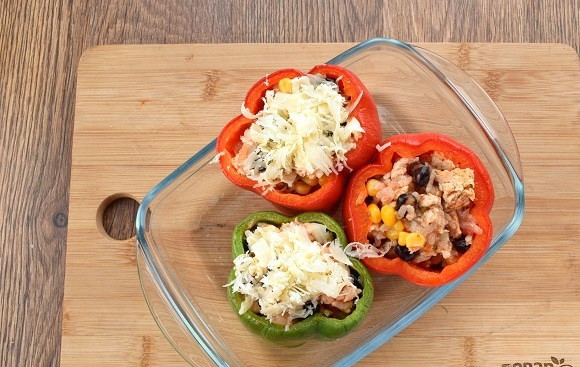 1. Этап. Перцы Тако: Наполните готовой начинкой перец, сверху присыпьте оставшимся сыром. Отправьте запекаться в духовку на 15 минут до расплавления сыра.