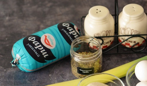 1. Этап. Рулет из утиного фарша с яйцом: Вот тот набор продуктов, который потребуется для приготовления рулета. Я использую готовый покупной утиный фарш. Если есть возможность и позволяет бюджет, можете снять мясо с утки и прокрутить его в мясорубке. Кроме того, можно использовать любой другой фарш по наличию - куриный, мясной (свинина+говядина) или индюшиный. Важно, чтобы фарш был тонкого помола, поэтому, если вы будете готовить его самостоятельно, то пропустите дважды через мелкую решётку мясорубки.