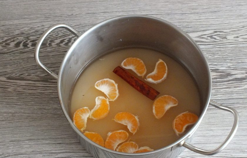 1. Этап. Варенье из целых мандаринов: По истечении времени выложите мандарины. В воду добавьте сахар. Поставьте на огонь. На умеренном огне нагревайте до кипения, помешивая. Важно, чтобы сахар полностью растворился.